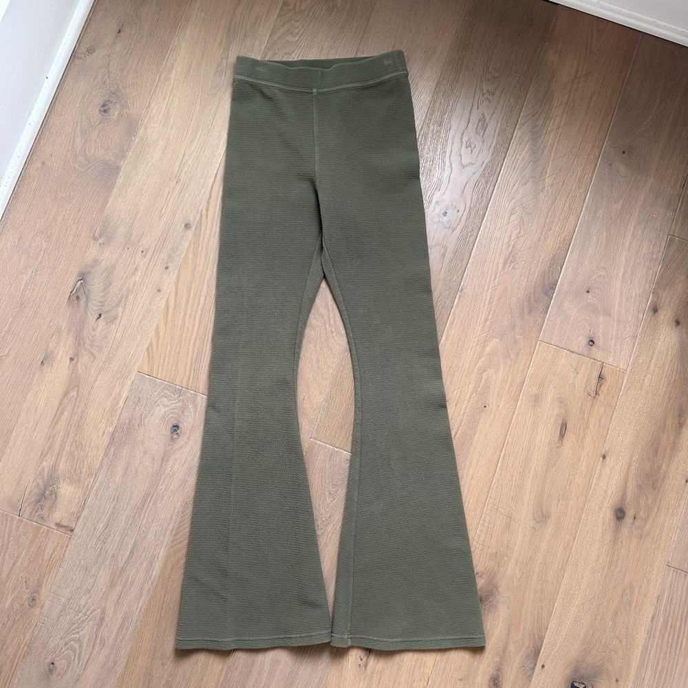 OFFLINE By Aerie Womens Flare Hi-Rise Olive Green Textured Stretch Pants Medium - Picture 2 of 10